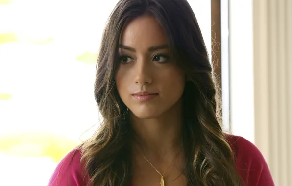 Взгляд, фон, макияж, актриса, брюнетка, украшение, hair, Chloe Bennet
