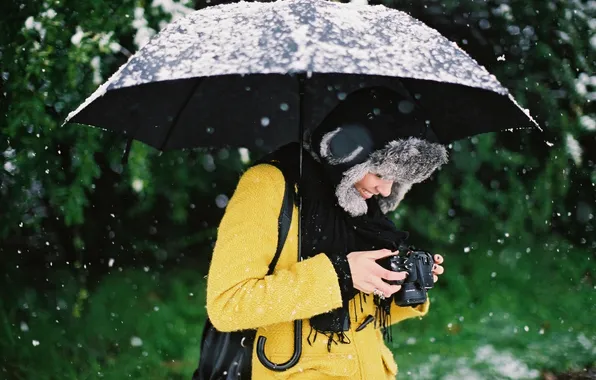 Девушка, снег, улыбка, шапка, зонт, камера, фотоаппарат, смотрит
