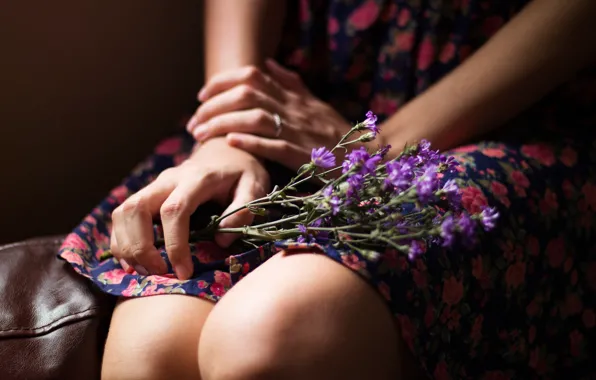 Девушка, цветы, руки, платье, колени