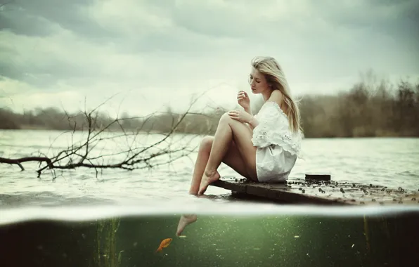 Картинка девушка, озеро, ситуация, золотая рыбка