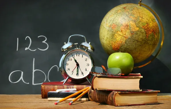 Стол, часы, книги, яблоко, карандаши, будильник, очки, доска