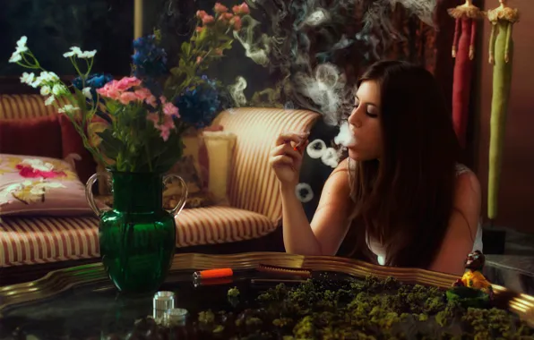 Картинка девушка, цветы, стол, дым, кольца, ваза, конопля, курит
