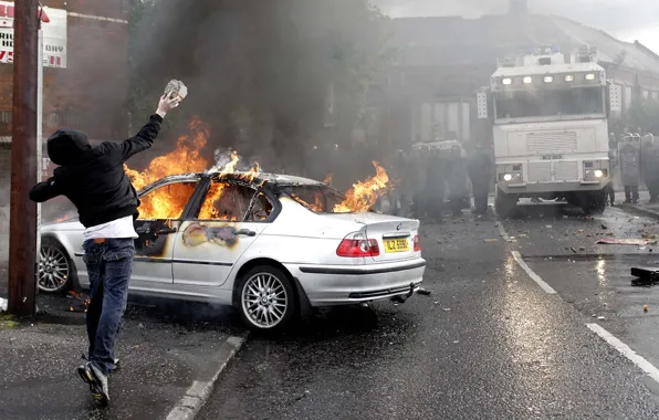 Картинка ситуации, огонь, камень, полиция, BMW, грузовик, парень, горит
