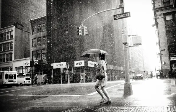 Картинка девушка, city, город, одиночество, дождь, пасмурно, женщина, черно-белое