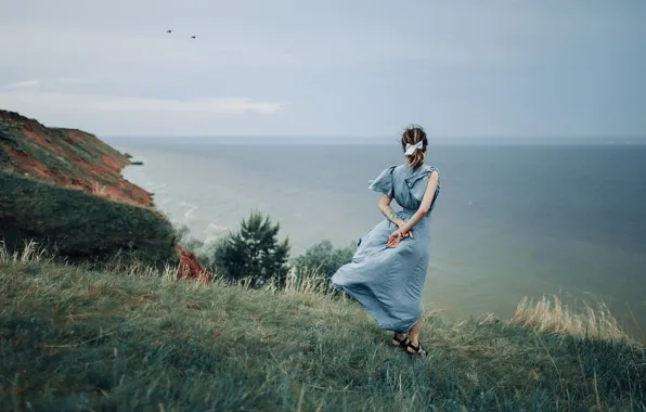 Море, небо, трава, девушка, горы, природа, ветер, берег