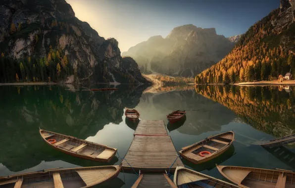Осень, лес, вода, деревья, озеро, скалы, рассвет, лодка