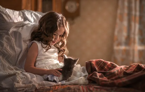 Картинка кровать, девочка, котёнок