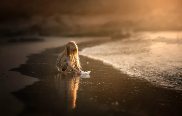 Прибой, девочка, кораблик, Paper boat
