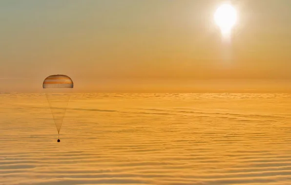 Облака, парашют, Союз, спускаемый аппарат