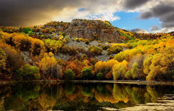 Картинка осень, лес, облака, деревья, горы, озеро, отражение, скалы