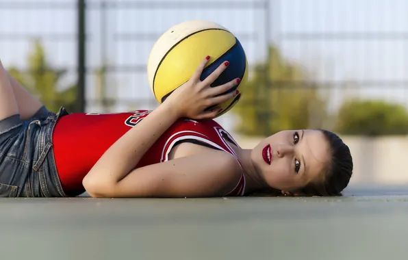 Картинка девушка, поза, мяч, Claudia Suárez