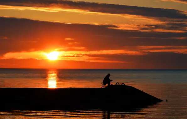 Море, закат, рыбак