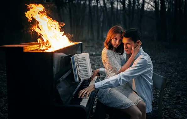 Картинка лес, девушка, ноты, огонь, пламя, ситуация, парень, фортепиано
