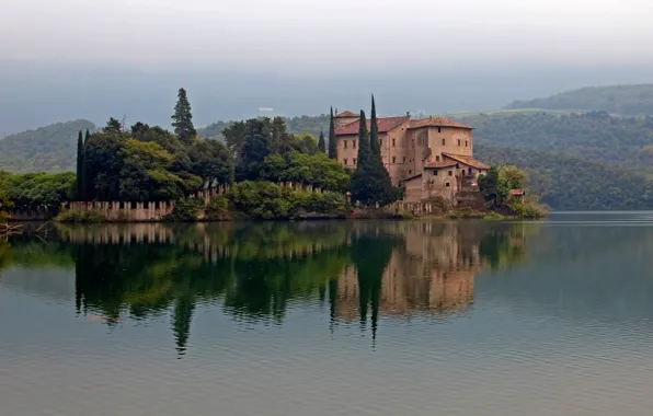 Картинка лес, озеро, дом, холмы, Италия