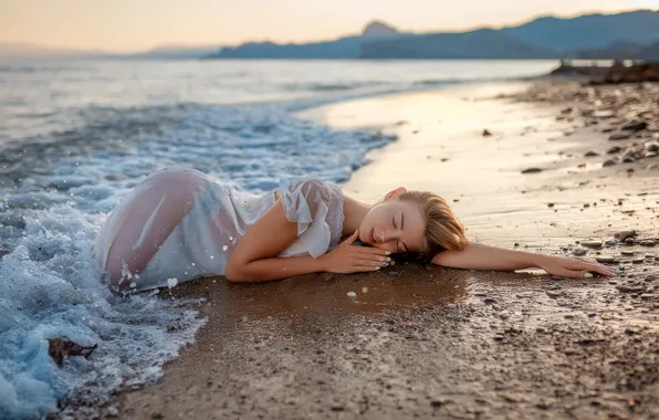 Картинка волны, пляж, вода, берег, волосы, Девушка, мокрая, лежит
