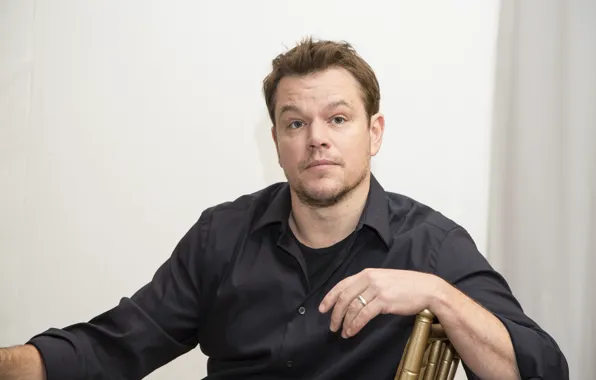 Взгляд, актёр, сидит, продюсер, сценарист, Matt Damon, Мэтт Деймон, позa