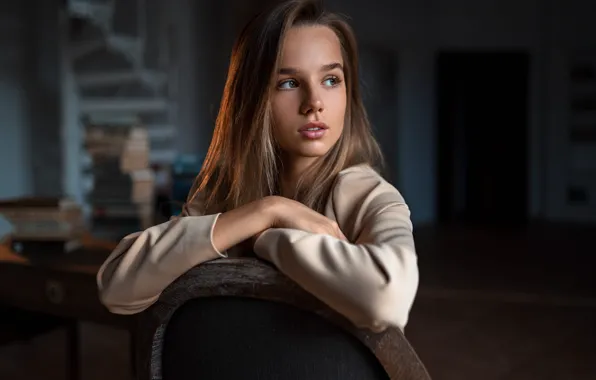 Взгляд, девушка, свет, лицо, поза, стол, комната, книги