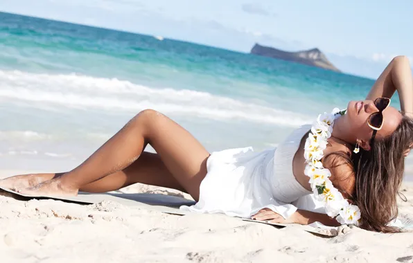 Картинка море, девушка, поза, берег, платье, очки, ножки