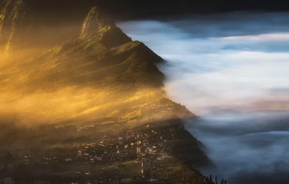 Картинка свет, горы, туман, вулкан, поселок, бромо
