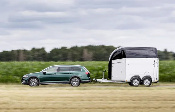 Картинка Volkswagen, вид сбоку, прицеп, универсал, Passat, тёмно-зелёный, Alltrack, 2019