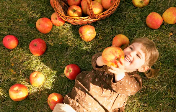 Картинка осень, трава, дети, корзина, яблоки, ребенок, девочка, маленькая