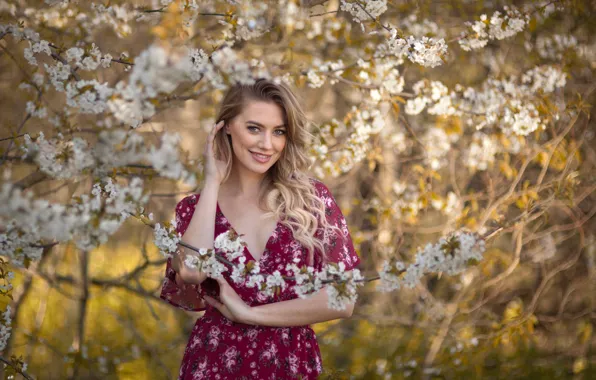 Картинка девушка, ветки, природа, улыбка, весна, блондинка, цветение, локоны