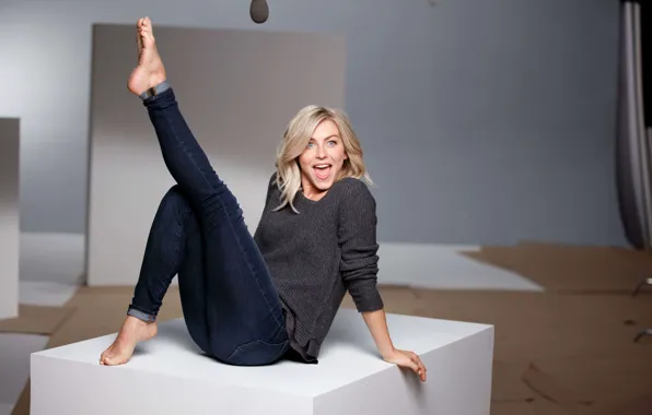 Джинсы, босиком, актриса, блондинка, красивая, свитер, смеётся, Julianne Hough