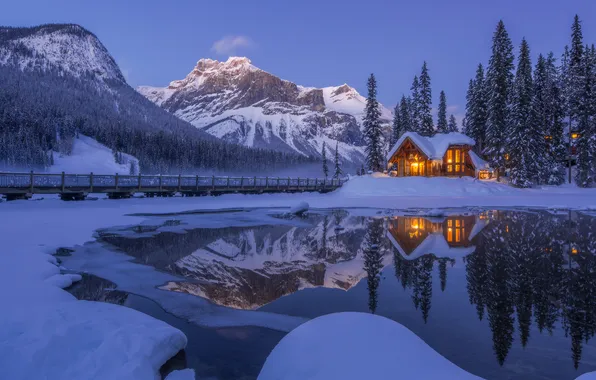 Картинка lights, house, clear sky, trees, water, mountains, snow, reflection