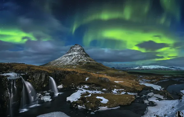 Картинка снег, ночь, скалы, гора, водопад, северное сияние, вулкан, Исландия