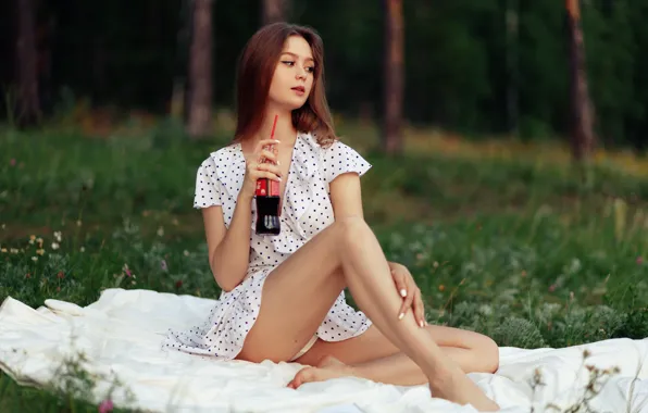 Картинка трава, девушка, поза, ноги, бутылка, луг, Coca-Cola, на природе