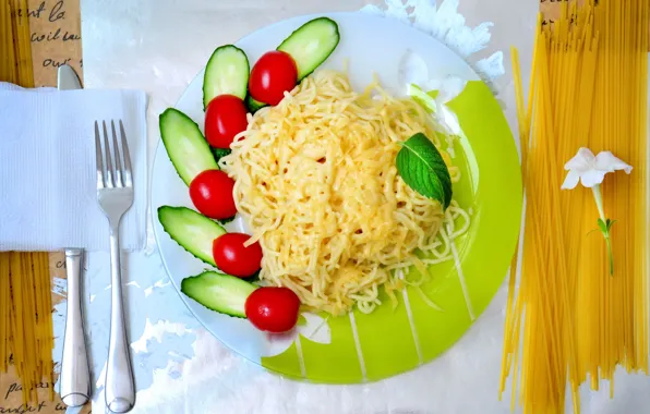 Картинка фото, сыр, тарелка, вилка, помидоры, огурцы, макароны