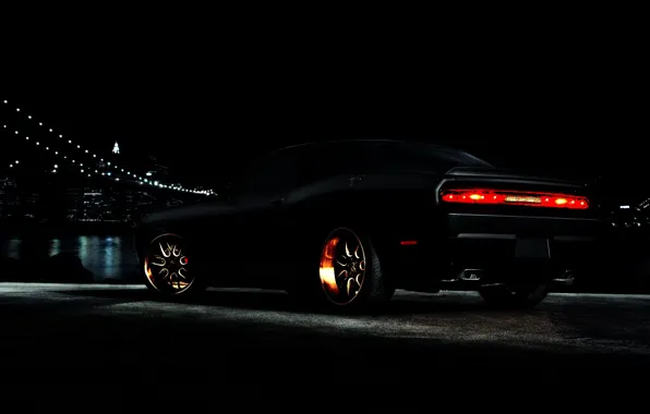 Машина, ночь, город, фары, черная, черный фон, Dodge Challenger, колёса