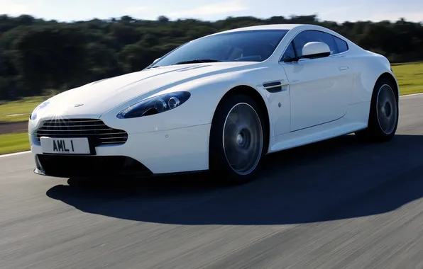 Картинка машина, Aston Martin, скорость, трасса, Vantage S