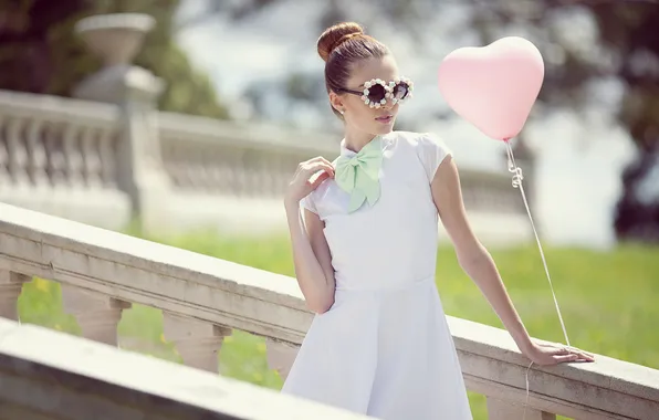 Картинка девушка, воздушный шар, очки, бант