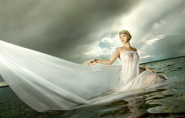 Картинка озеро, облачное небо, девушка в воде, полупрозрачное белое платье