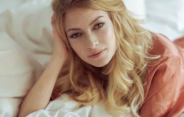 Картинка взгляд, губы, веснушки