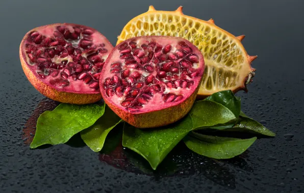 Листья, капли, фрукты, гранаты