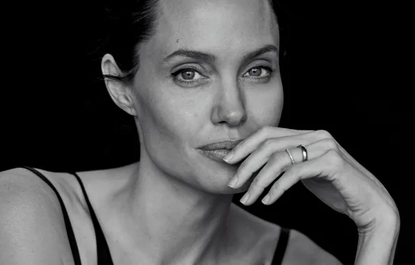 Картинка модель, портрет, актриса, Анджелина Джоли, Angelina Jolie, фотограф, черно-белое, черный фон