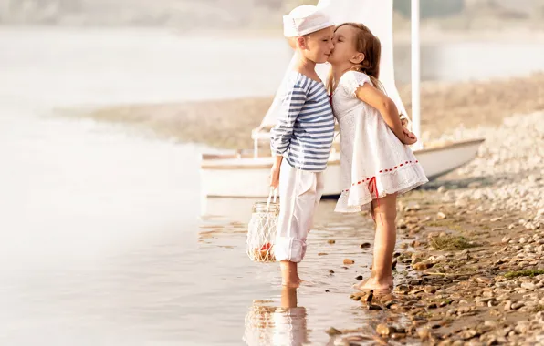 Море, пляж, дети, поцелуй, мальчик, платье, дружба, девочка