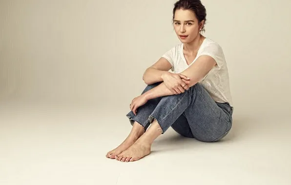 Джинсы, босиком, актриса, футболка, красивая, Emilia Clarke, Эмилия Кларк
