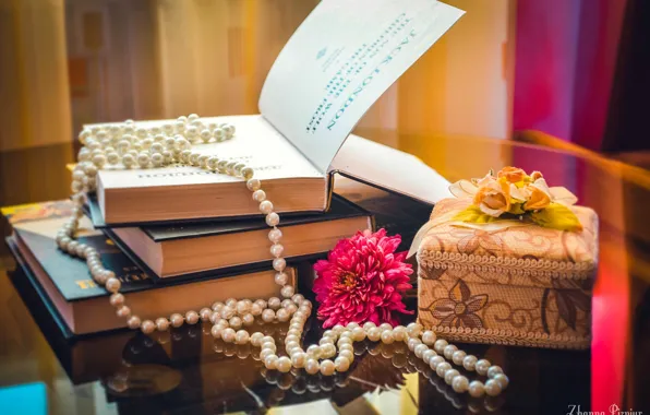 Цветок, книги, шкатулка, бусы