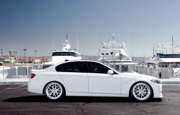 Картинка бмв, яхты, BMW, причал, белая, white, F10, 5 Series