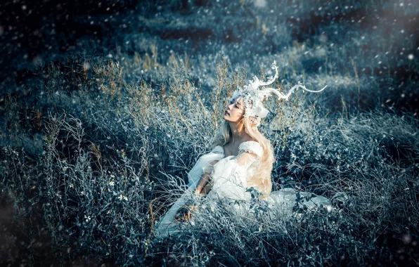 Трава, девушка, свет, украшения, природа, лицо, поза, стиль