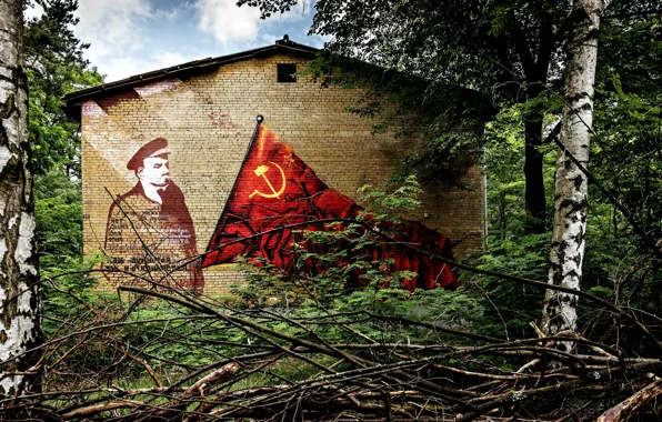 Дом, флаг, ленин