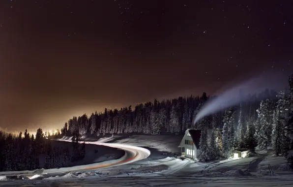 Картинка зима, дорога, лес, свет, ночь, дом, дым