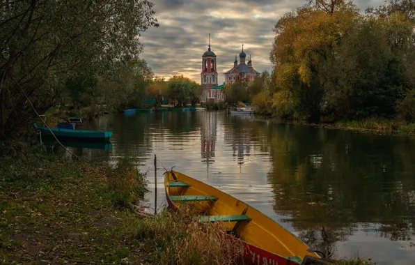 Картинка осень, пейзаж, тучи, природа, город, река, лодки, церковь