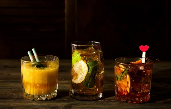 Алкоголь, стаканы, коктейли