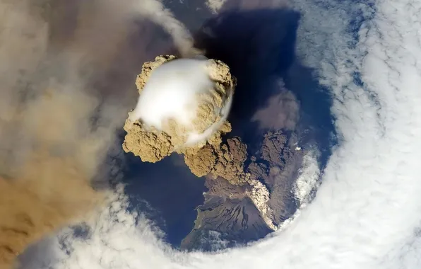 Облака, дым, вид из космоса, Извержение вулкана