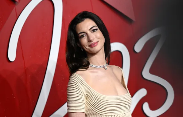 Улыбка, платье, актриса, брюнетка, декольте, красивая, Anne Hathaway, Энн Хэтэуэй