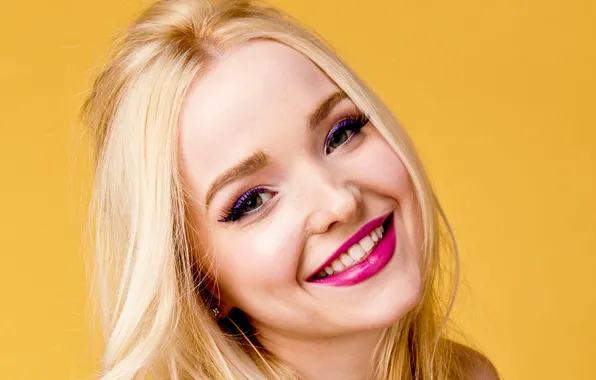 Взгляд, улыбка, портрет, блондинка, красотка, жёлтый фон, Дав Камерон, Dove Cameron